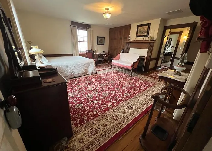 Upstairs Historic 1 Bedroom 1 Bath Suite With Mini-Kitchen, Porch & River Views