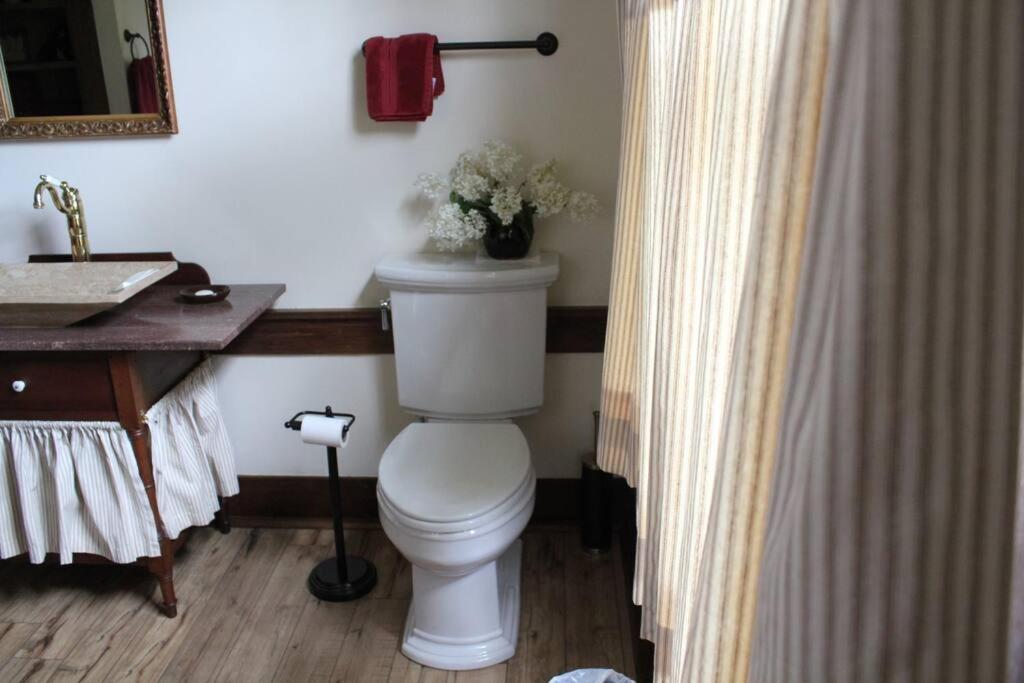 Upstairs Historic 1 Bedroom 1 Bath With Mini-kitchen, Porch & River Views
