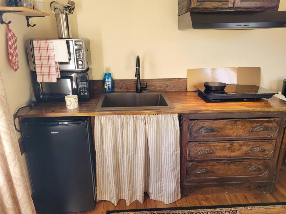 Upstairs Historic 1 Bedroom 1 Bath With Mini-kitchen, Porch & River Views Apartment Elkins