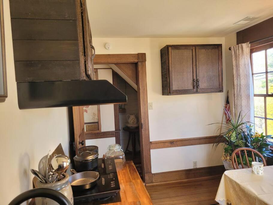 Upstairs Historic 1 Bedroom 1 Bath With Mini-kitchen, Porch & River Views *