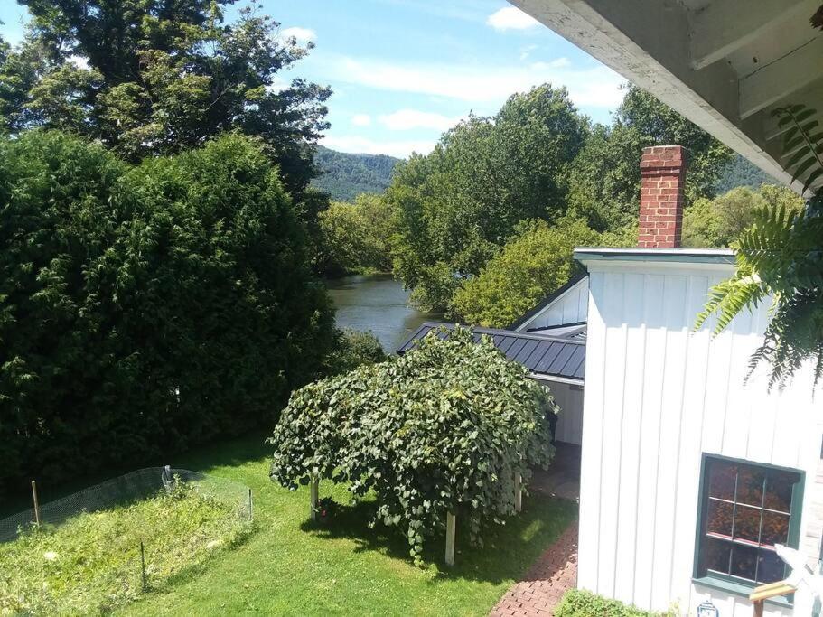 Apartment Upstairs Historic 1 Bedroom 1 Bath With Mini-kitchen, Porch & River Views *