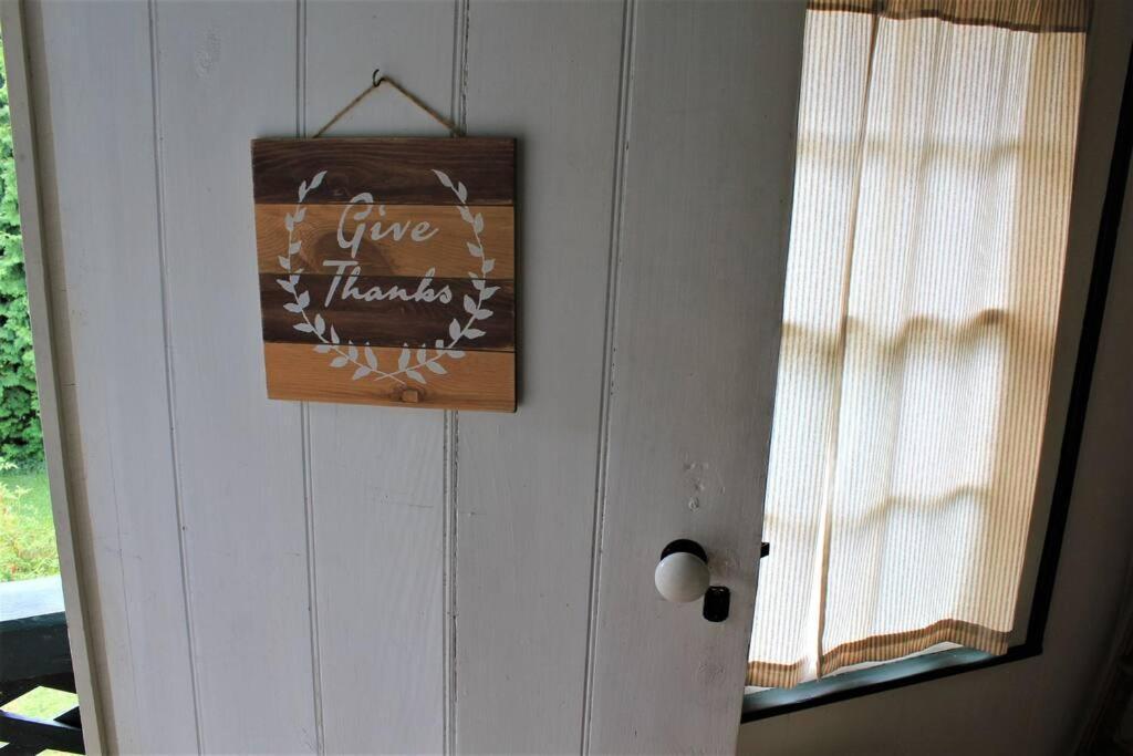 Apartment Upstairs Historic 1 Bedroom 1 Bath With Mini-kitchen, Porch & River Views
