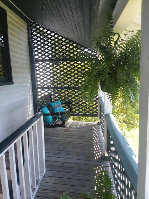 Apartment Upstairs Historic 1 Bedroom 1 Bath With Mini-kitchen, Porch & River Views *