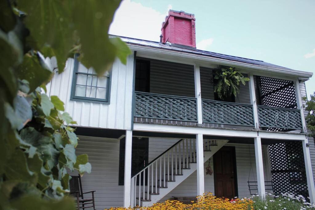 Upstairs Historic 1 Bedroom 1 Bath With Mini-kitchen, Porch & River Views Apartment