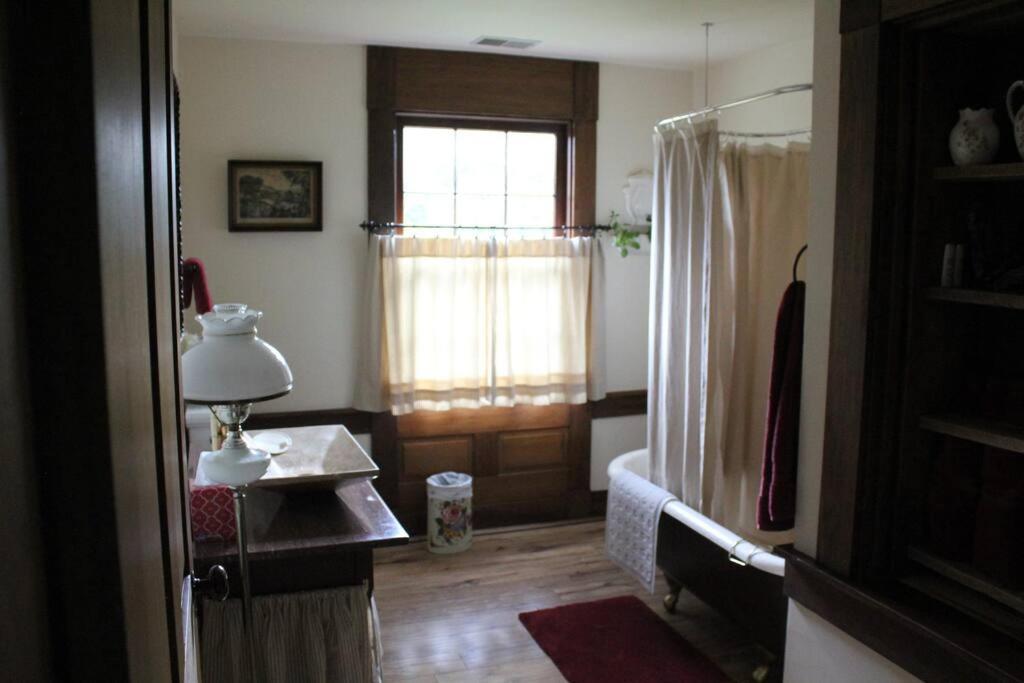 Upstairs Historic 1 Bedroom 1 Bath With Mini-kitchen, Porch & River Views
