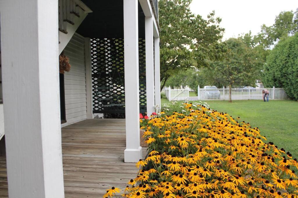 Apartment Upstairs Historic 1 Bedroom 1 Bath With Mini-kitchen, Porch & River Views