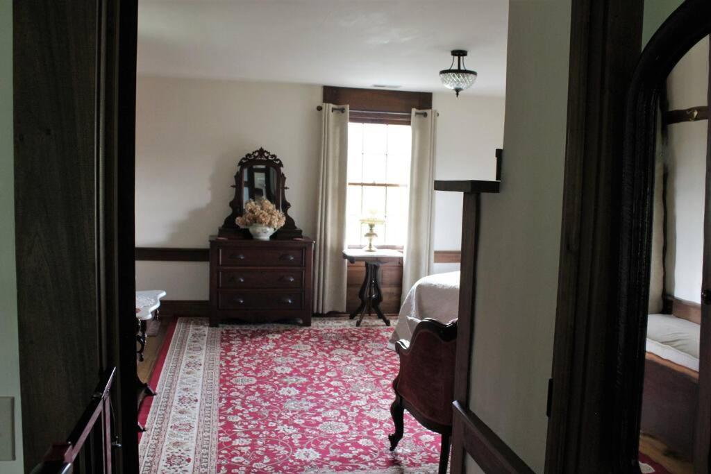 Upstairs Historic 1 Bedroom 1 Bath With Mini-kitchen, Porch & River Views *