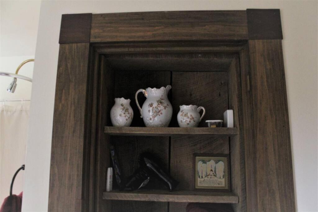 Apartment Upstairs Historic 1 Bedroom 1 Bath With Mini-kitchen, Porch & River Views