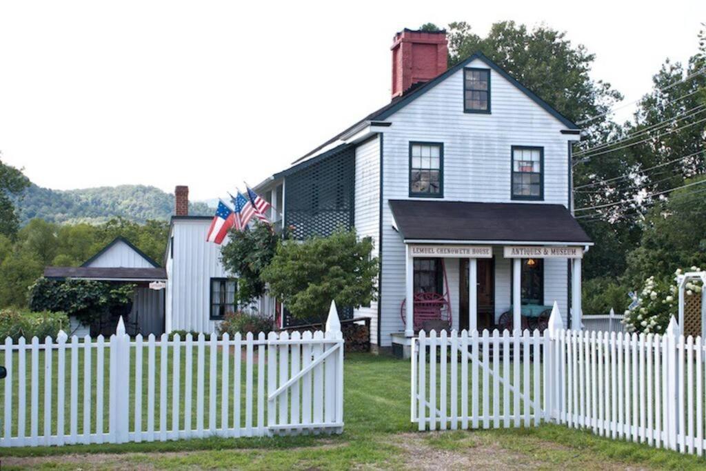 Apartment Upstairs Historic 1 Bedroom 1 Bath With Mini-kitchen, Porch & River Views