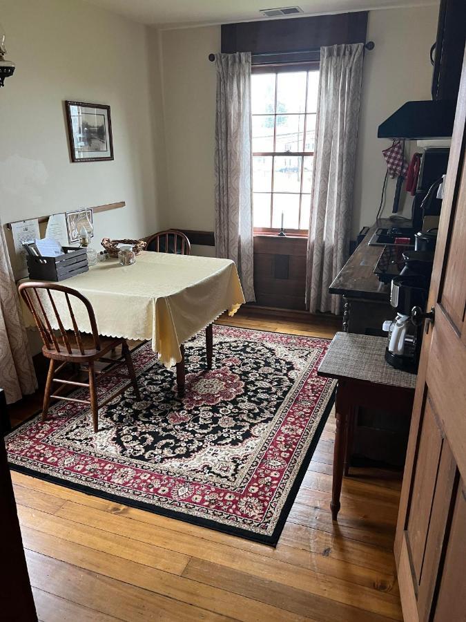 Upstairs Historic 1 Bedroom 1 Bath With Mini-kitchen, Porch & River Views