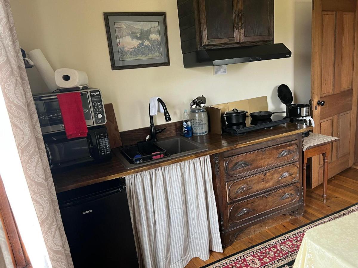 Upstairs Historic 1 Bedroom 1 Bath With Mini-kitchen, Porch & River Views