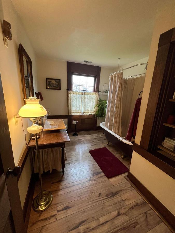 Apartment Upstairs Historic 1 Bedroom 1 Bath With Mini-kitchen, Porch & River Views *