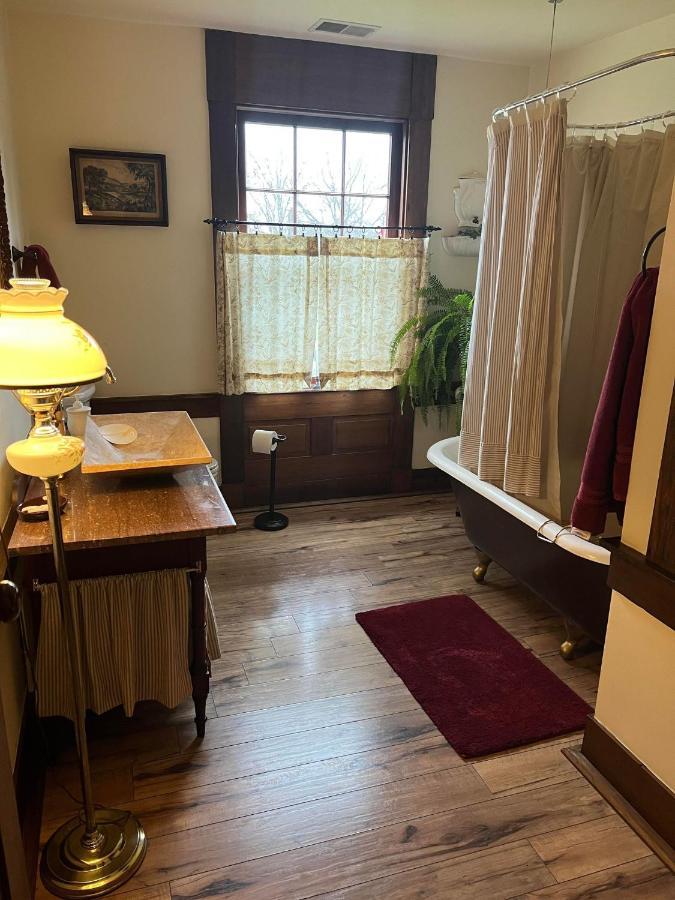 Apartment Upstairs Historic 1 Bedroom 1 Bath With Mini-kitchen, Porch & River Views *