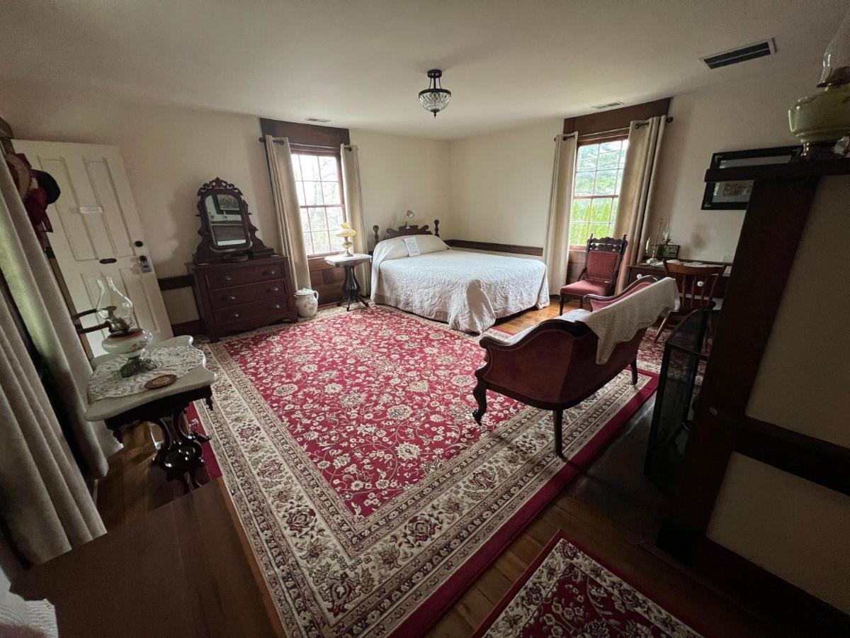 Apartment Upstairs Historic 1 Bedroom 1 Bath With Mini-kitchen, Porch & River Views *